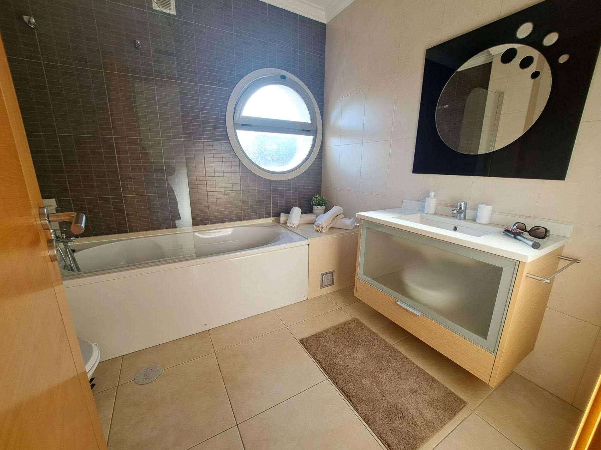 Sea And Old Town Views Apartment